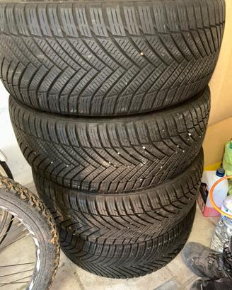 Gomme 4stagioni 215/40zr/18 89y