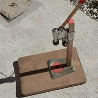 Tappatrice tappi a corona 