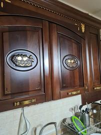 cucina classica con ripiani in marmo e frontale co