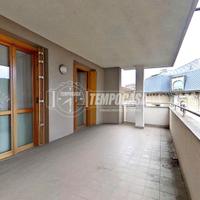 AMPIO 4 LOCALI IN CENTRO SU 2 LIVELLI