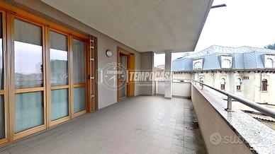 AMPIO 4 LOCALI IN CENTRO SU 2 LIVELLI