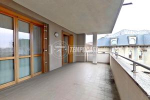 AMPIO 4 LOCALI IN CENTRO SU 2 LIVELLI