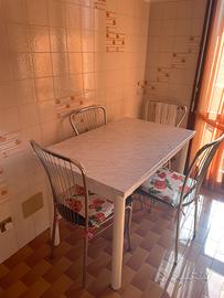Tavolo da cucina con 4 sedie