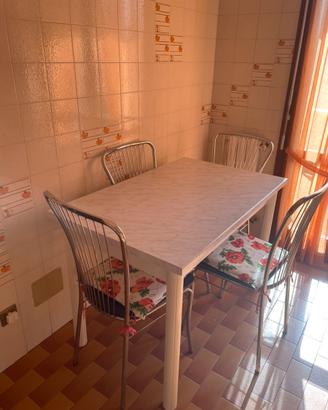 Tavolo da cucina con 4 sedie