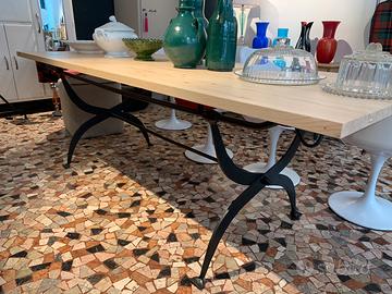 Tavolo con base in ferro