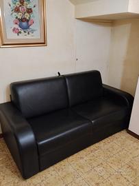 divano letto in pelle nero -pari al nuovo