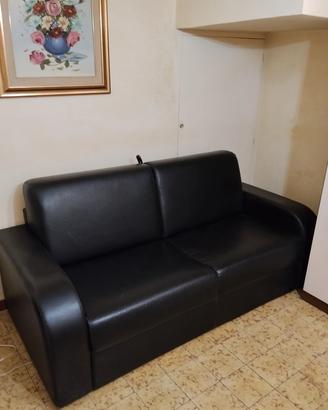 divano letto in pelle nero -pari al nuovo