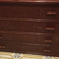 cassettiera  e sedia in rattan. 