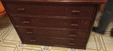 cassettiera  e sedia in rattan. 