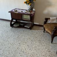 Poltrona e stereo antico