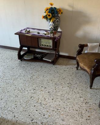 Poltrona e stereo antico