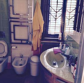 Mobile lavabo completo di rubinetti e specchio