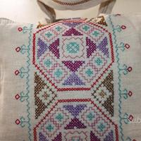 Borsa ricamata su tela di canapa