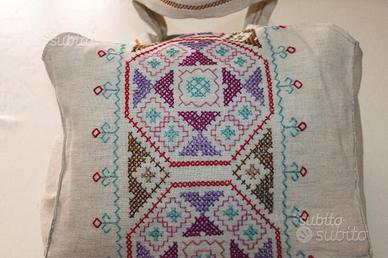 Borsa ricamata su tela di canapa