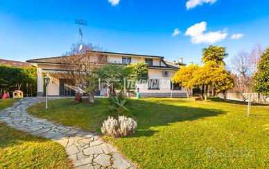 CHIVASSO ESCLUSIVA VILLA CON GIARDINO
