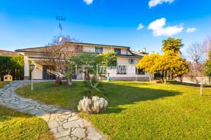 CHIVASSO ESCLUSIVA VILLA CON GIARDINO