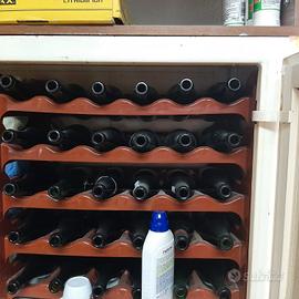 Bottiglie per spumante con portabottiglie. 