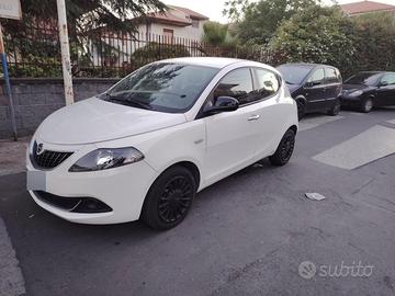 lancia ypsilon 1000 ibrida