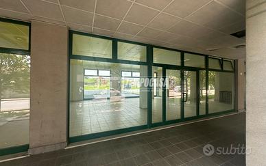 RIF. D1 - AMPIO NEGOZIO IN CENTRO PAESE