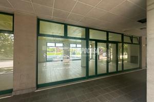 RIF. D1 - AMPIO NEGOZIO IN CENTRO PAESE