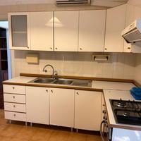 Cucina angolare con elettrodomestici