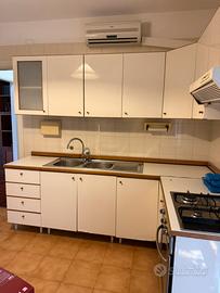 Cucina angolare con elettrodomestici