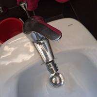 Bidet e robineto bianco
