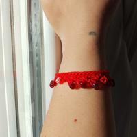 Bracciale rosso con perline e lettera D