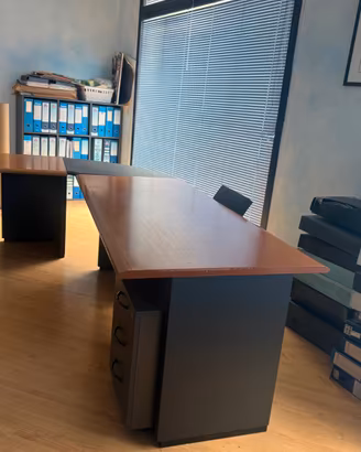 Bella scrivania direzionale in legno