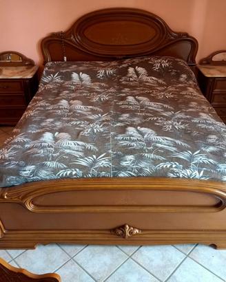 Letto con comodini