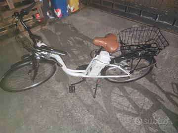 Bici Elettrica  6 marce con cestino e luci