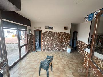 Locale commerciale adibito pizzeria