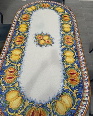 Tavolo in pietra lavica di Caltagirone