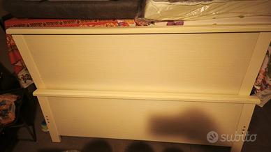 camera composta da letto matrimoniale e comodini