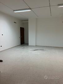 Negozio billivelli di 150 mq con 3 vetrine