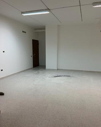 Negozio billivelli di 150 mq con 3 vetrine