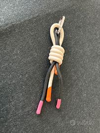 Portachiavi Desigual con moschettone pari al nuovo