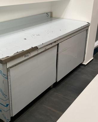 Tavolo inox con ante scorrevoli