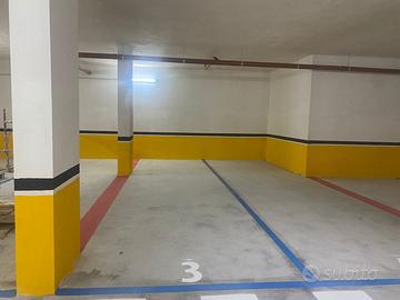 Posti auto coperti box moto viale Lincoln