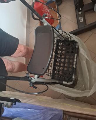 deambulatore sedia a rotelle  girello 