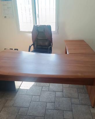 Scrivania in legno laminato