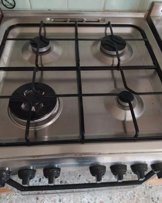 Macchina cucina a gas  con forno elettrico Indesit