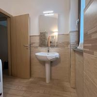 LAVABO IN CERAMICA+SPECCHIO +MISCELLATORE +SIFONE