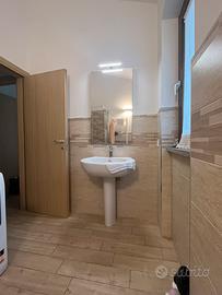 LAVABO IN CERAMICA+SPECCHIO +MISCELLATORE +SIFONE