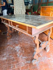 Scrivania in legno con gambe a lira e piano vetro