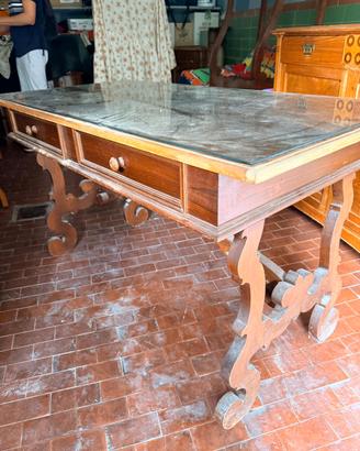 Scrivania in legno con gambe a lira e piano vetro