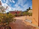 recente-ampia-sala-con-camino-giardino-e-garage