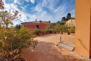 Recente ampia sala con camino giardino e garage