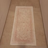 Tappeto bagno rosa e bianco