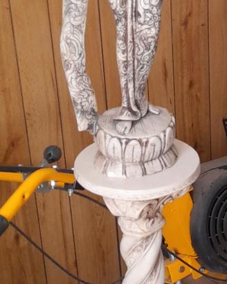 Colonna e statua da arredamento. 